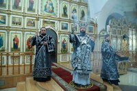 2-Епископ Амфилохий совершил утреню с чтением двенадцати Страстных Евангелий в кафедральном храме Усть-Каменогорска