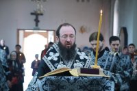 3-Епископ Амфилохий совершил утреню с чтением двенадцати Страстных Евангелий в кафедральном храме Усть-Каменогорска