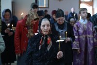 4-Епископ Амфилохий совершил утреню с чтением двенадцати Страстных Евангелий в кафедральном храме Усть-Каменогорска
