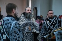 7-Епископ Амфилохий совершил утреню с чтением двенадцати Страстных Евангелий в кафедральном храме Усть-Каменогорска