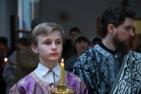 14-Епископ Амфилохий совершил утреню с чтением двенадцати Страстных Евангелий в кафедральном храме Усть-Каменогорска