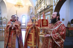 В Неделю о самаряныне Преосвященнейший епископ Амфилохий совершил Божественную Литургию в Андреевском кафедральном соборе Усть-Каменогорска