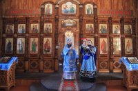 20-В субботу Акафиста епископ Амфилохий совершил Божественную Литургию в Покровском храме Усть-Каменогорска