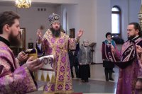 1-В субботу первой седмицы Святой Четыредесятницы епископ Амфилохий совершил Божественную Литургию в Андреевском кафедральном соборе