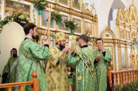 16-«Величаем Тя, Живодавче Христе, и чтим Всесвятаго Духа Твоего». День Святой Троицы в Усть-Каменогорске (+ВИДЕО)