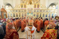 18-Епископ Усть-Каменогорский и Семипалатинский Амфилохий сослужил Главе Казахстанского Митрополичьего округа перед мироточивым образом Царицы Небесной "Умягчение злых сердец" в Благовещенском соборе Павлодара