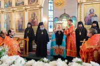 40-Епископ Усть-Каменогорский и Семипалатинский Амфилохий сослужил Главе Казахстанского Митрополичьего округа перед мироточивым образом Царицы Небесной "Умягчение злых сердец" в Благовещенском соборе Павлодара