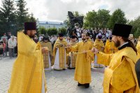 50-Епископ Усть-Каменогорский и Семипалатинский Амфилохий принял участие в крестном ходе, совершенном в праздник апостолов Петра и Павла в городе Петропавловске