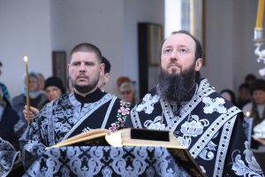 «Слава страстем Твоим, Христе». Утреня с чтением двенадцати Страстных Евангелий в Свято-Андреевском кафедральном соборе