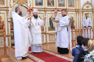 «Бездну заключивый мертв зрится, и смирною, и плащаницею обвився, во гробе полагается, яко смертный, Безсмертный». Великая и преблагословенная Суббота в Усть-Каменогорске
