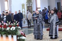 12-«Бездну заключивый мертв зрится, и смирною, и плащаницею обвився, во гробе полагается, яко смертный, Безсмертный». Великая и преблагословенная Суббота в Усть-Каменогорске