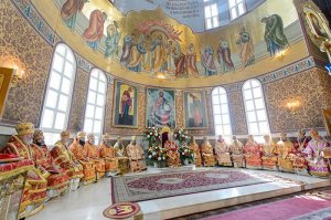 В Успенском соборе Казахстанской столицы епископ Амфилохий сослужил Главе Митрополичьего округа за Божественной Литургией в память 145-летия учреждения Туркестанской епархии