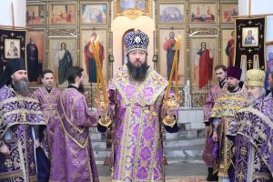 В Неделю Крестопоклонную Великого поста епископ Амфилохий совершил Божественную Литургию в Свято-Зиновьевском храме города Усть-Каменогорска