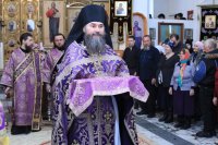 1-В Неделю Крестопоклонную Великого поста епископ Амфилохий совершил Божественную Литургию в Свято-Зиновьевском храме города Усть-Каменогорска