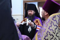 5-В Неделю Крестопоклонную Великого поста епископ Амфилохий совершил Божественную Литургию в Свято-Зиновьевском храме города Усть-Каменогорска