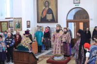 9-В Неделю Крестопоклонную Великого поста епископ Амфилохий совершил Божественную Литургию в Свято-Зиновьевском храме города Усть-Каменогорска