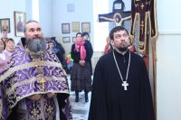 35-В Неделю Крестопоклонную Великого поста епископ Амфилохий совершил Божественную Литургию в Свято-Зиновьевском храме города Усть-Каменогорска