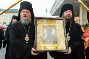 Мироточивый образ Богородицы «Умягчение злых сердец» принесен в Алма-Ату. Молебном перед святыней началось празднование 145-летия Туркестанской епархии в Южной столице страны