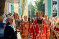 2-Епископ Амфилохий сослужил Главе Казахстанского Митрополичьего округа за Божественной Литургией  в Никольском соборе Алма-Аты, отмечающем престольный праздник