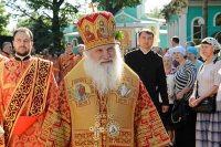 5-Епископ Амфилохий сослужил Главе Казахстанского Митрополичьего округа за Божественной Литургией  в Никольском соборе Алма-Аты, отмечающем престольный праздник