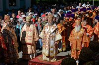 20-Епископ Амфилохий сослужил Главе Казахстанского Митрополичьего округа за Божественной Литургией  в Никольском соборе Алма-Аты, отмечающем престольный праздник