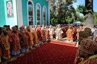 24-Епископ Амфилохий сослужил Главе Казахстанского Митрополичьего округа за Божественной Литургией  в Никольском соборе Алма-Аты, отмечающем престольный праздник