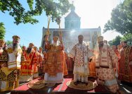 25-Епископ Амфилохий сослужил Главе Казахстанского Митрополичьего округа за Божественной Литургией  в Никольском соборе Алма-Аты, отмечающем престольный праздник
