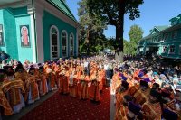35-Епископ Амфилохий сослужил Главе Казахстанского Митрополичьего округа за Божественной Литургией  в Никольском соборе Алма-Аты, отмечающем престольный праздник