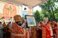 49-Епископ Амфилохий сослужил Главе Казахстанского Митрополичьего округа за Божественной Литургией  в Никольском соборе Алма-Аты, отмечающем престольный праздник