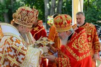 53-Епископ Амфилохий сослужил Главе Казахстанского Митрополичьего округа за Божественной Литургией  в Никольском соборе Алма-Аты, отмечающем престольный праздник