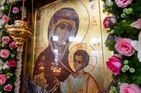 8-Управляющий Усть-Каменогорской и Семипалатинской епархией в празднование в честь Иверской иконы Божией Матери сослужил митрополиту Александру в Иверско-Серафимовском монастыре Алма-Аты