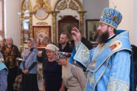 13-В день праздника Введения во храм Пресвятой Богородицы епископ Амфилохий совершил Божественную Литургию в кафедральном соборе