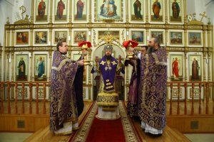 В день воспоминания Тайной Вечери епископ Амфилохий совершил Божественную Литургию в Андреевском кафедральном соборе