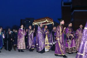 Служение епископа Амфилохия в день Великой Пятницы
