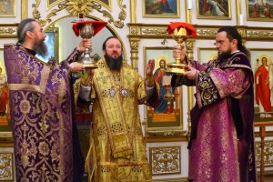 Божественная Литургия в Неделю крестопоклонную Великого поста в Свято-Андреевском кафедральном соборе