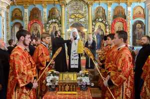 Епископ Амфилохий прибыл в Михайло-Архангельский собор г.Уральска, куда был принесён ковчег с частью пояса Пресвятой Богородицы 