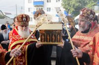 2-Епископ Амфилохий прибыл в Михайло-Архангельский собор г.Уральска, куда был принесён ковчег с частью пояса Пресвятой Богородицы 