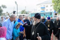 3-Епископ Амфилохий прибыл в Михайло-Архангельский собор г.Уральска, куда был принесён ковчег с частью пояса Пресвятой Богородицы 