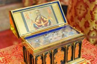 7-Епископ Амфилохий прибыл в Михайло-Архангельский собор г.Уральска, куда был принесён ковчег с частью пояса Пресвятой Богородицы 