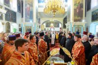 12-Епископ Амфилохий прибыл в Михайло-Архангельский собор г.Уральска, куда был принесён ковчег с частью пояса Пресвятой Богородицы 