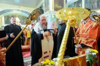 13-Епископ Амфилохий прибыл в Михайло-Архангельский собор г.Уральска, куда был принесён ковчег с частью пояса Пресвятой Богородицы 