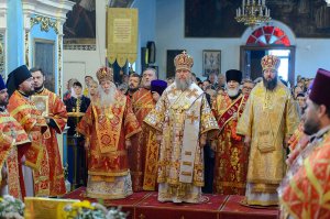 Епископ Амфилохий сослужил митрополиту Александру за Литургией в Михайло-Архангельском соборе Уральска