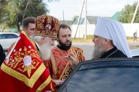 2-Епископ Амфилохий сослужил митрополиту Александру за Литургией в Михайло-Архангельском соборе Уральска