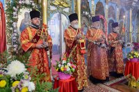 10-Епископ Амфилохий сослужил митрополиту Александру за Литургией в Михайло-Архангельском соборе Уральска