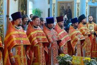 19-Епископ Амфилохий сослужил митрополиту Александру за Литургией в Михайло-Архангельском соборе Уральска
