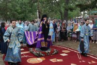 12-«Яко необоримую стену и источник чудес..». Божественная Литургия архиерейским чином на Святом Ключе