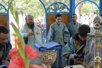 51-«Яко необоримую стену и источник чудес..». Божественная Литургия архиерейским чином на Святом Ключе