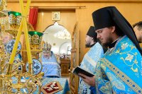5-В день памяти евангелиста Луки митрополит Александр совершил Божественную Литургию в старейшем храме города Усть-Каменогорска 