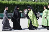 3-«Величаем Тя, Живодавче Христе, и чтим Всесвятаго Духа Твоего, Егоже от Отца послал еси Божественным учеником Твоим» (+ВИДЕО)