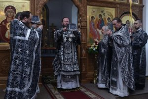 Епископ Амфилохий совершил вечерню в соединении с  Литургией Преждеосвященных Даров в старейшем храме Усть-Каменогорска